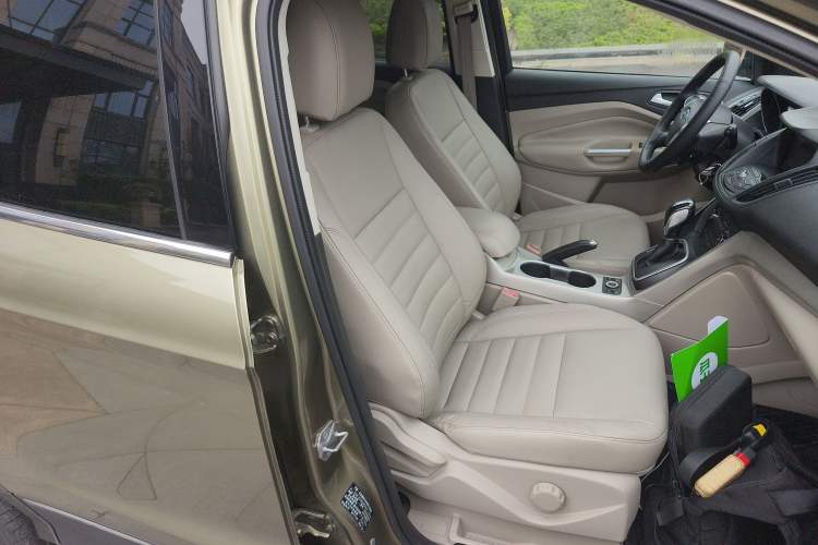 Used Ford Kuga 2013 2.0L GTDi Four-Wheel-Drive Elite Model Right Front Seat