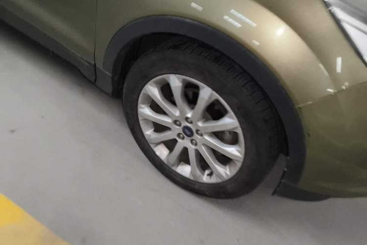 Used Ford Kuga 2013 1.6L GTDi Two-Wheel-Drive Trend Model Right Front Wheel Hub