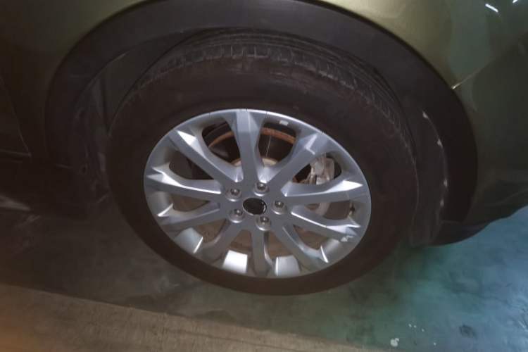Used Ford Kuga 2013 1.6L GTDi Two-Wheel-Drive Trend Model Right Front Wheel Hub