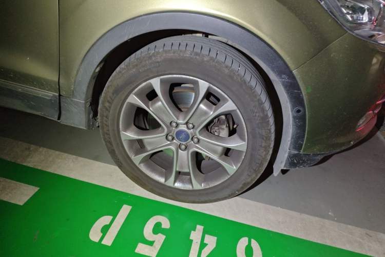 Used Ford Kuga 2013 2.0L GTDi Four-Wheel-Drive Sport Model Right Front Wheel Hub