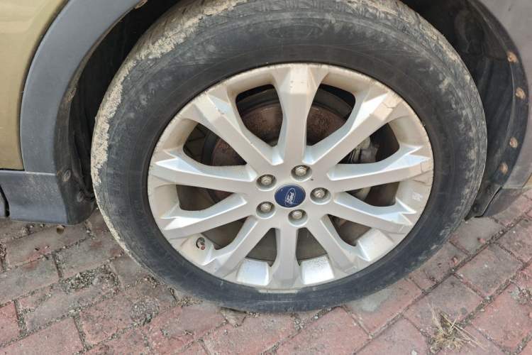 Used Ford Kuga 2013 1.6L GTDi Two-Wheel-Drive Trend Model Right Front Wheel Hub