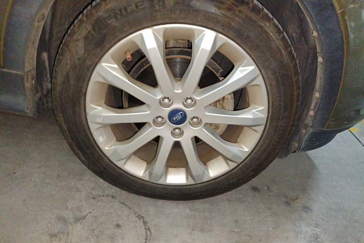 Used Ford Kuga 2013 1.6L GTDi Two-Wheel-Drive Trend Model Right Front Wheel Hub