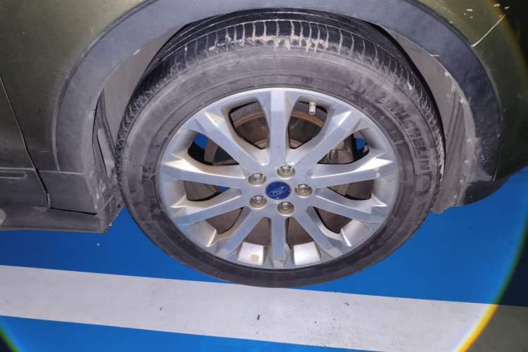 Used Ford Kuga 2013 1.6L GTDi Two-Wheel-Drive Trend Model Right Front Wheel Hub