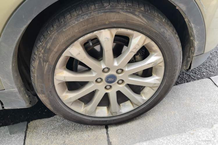 Used Ford Kuga 2013 1.6L GTDi Two-Wheel-Drive Comfort Model Right Front Wheel Hub
