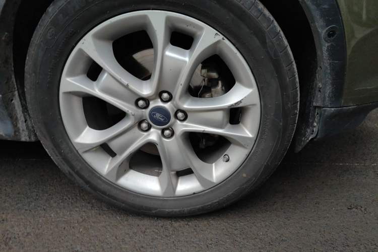 Used Ford Kuga 2013 2.0L GTDi Four-Wheel-Drive Sport Model Right Front Wheel Hub