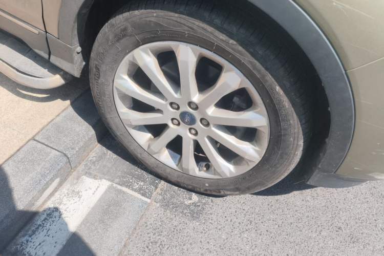 Used Ford Kuga 2013 1.6L GTDi 4x4 Elite Model Right Front Wheel Hub