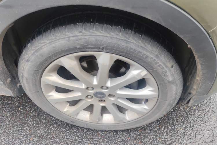 Used Ford Kuga 2013 1.6L GTDi Two-Wheel-Drive Comfort Model Right Front Wheel Hub
