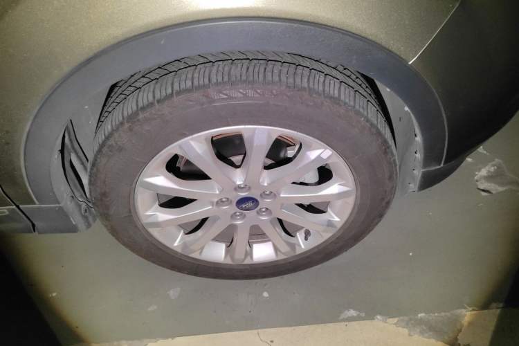 Used Ford Kuga 2013 1.6L GTDi 4x4 Elite Model Right Front Wheel Hub