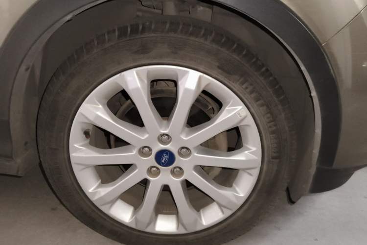 Used Ford Kuga 2013 1.6L GTDi Two-Wheel-Drive Trend Model Right Front Wheel Hub