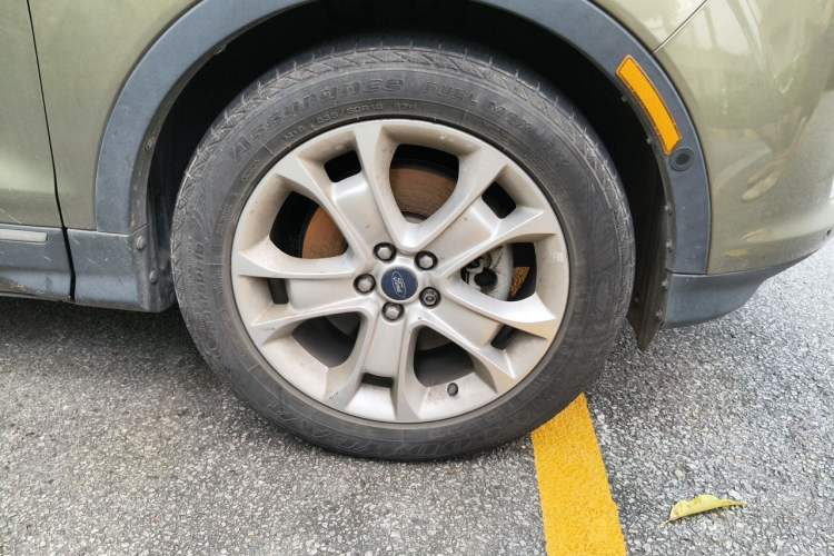 Used Ford Kuga 2013 2.0L GTDi Four-Wheel-Drive Sport Model Right Front Wheel Hub