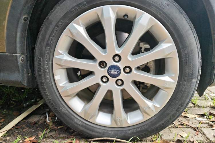 Used Ford Kuga 2013 2.0L GTDi Four-Wheel-Drive Elite Model Right Front Wheel Hub