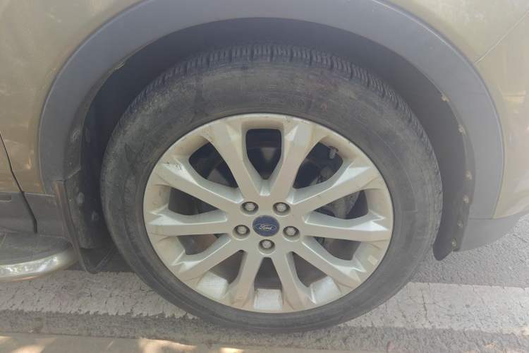 Used Ford Kuga 2013 1.6L GTDi Two-Wheel-Drive Comfort Model Right Front Wheel Hub