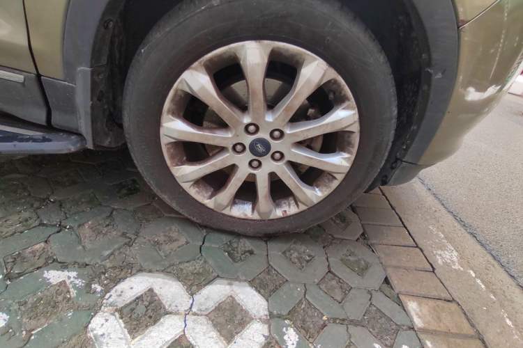 Used Ford Kuga 2013 1.6L GTDi 4x4 Elite Model Right Front Wheel Hub