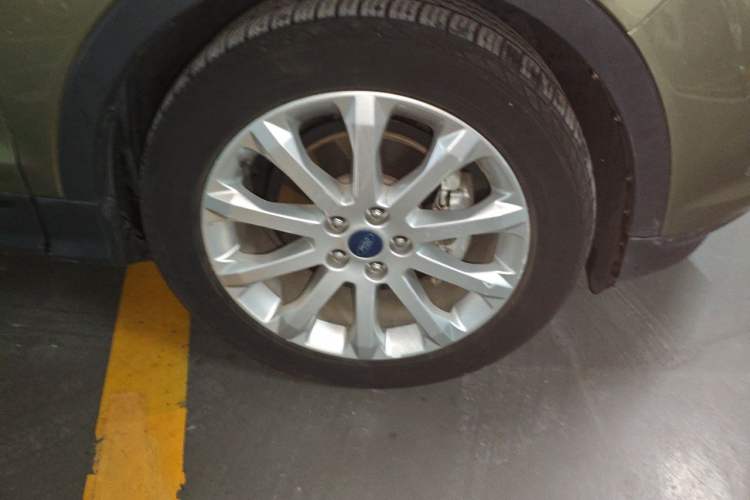 Used Ford Kuga 2013 1.6L GTDi Two-Wheel-Drive Trend Model Right Front Wheel Hub