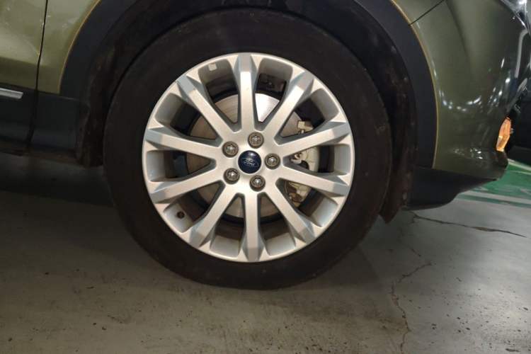 Used Ford Kuga 2013 1.6L GTDi 4x4 Elite Model Right Front Wheel Hub