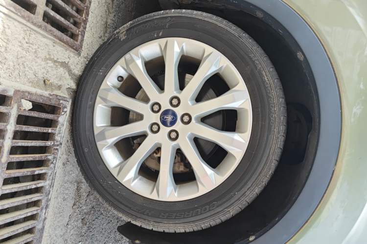 Used Ford Kuga 2013 1.6L GTDi 4x4 Elite Model Right Front Wheel Hub