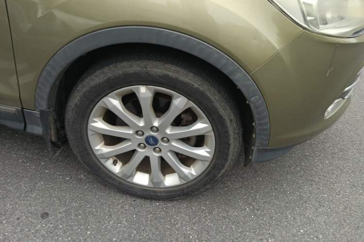 Used Ford Kuga 2013 2.0L GTDi Four-Wheel-Drive Elite Model Right Front Wheel Hub