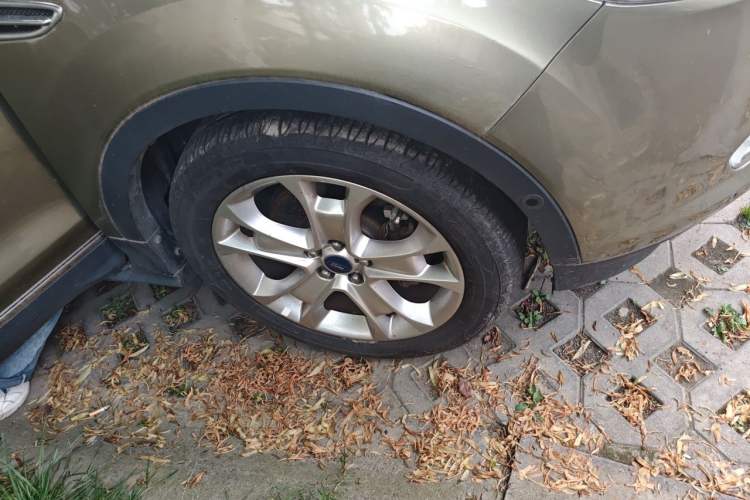 Used Ford Kuga 2013 2.0L GTDi Four-Wheel-Drive Sport Model Right Front Wheel Hub