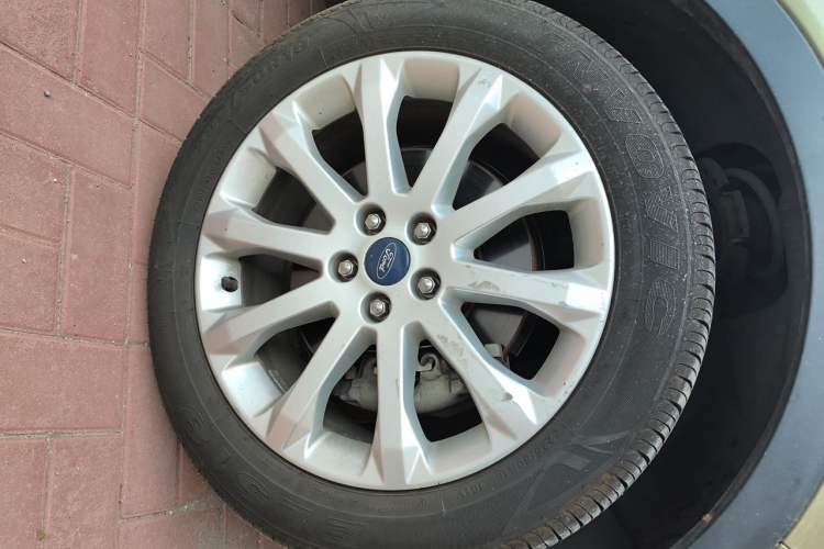 Used Ford Kuga 2013 1.6L GTDi Two-Wheel-Drive Trend Model Right Front Wheel Hub