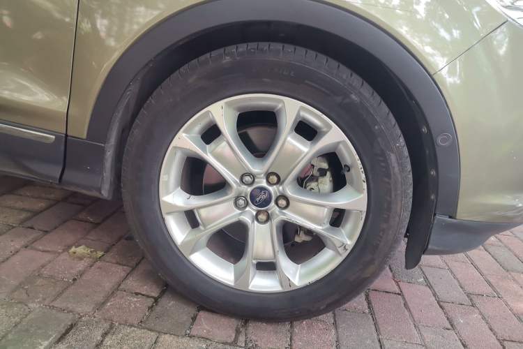 Used Ford Kuga 2013 2.0L GTDi Four-Wheel-Drive Sport Model Right Front Wheel Hub