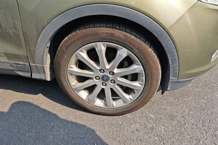 Used Ford Kuga 2013 1.6L GTDi Two-Wheel-Drive Trend Model Right Front Wheel Hub
