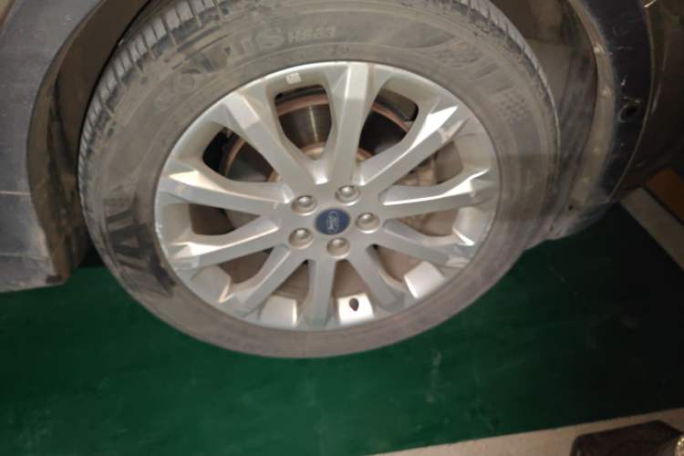 Used Ford Kuga 2013 2.0L GTDi Four-Wheel Drive Premium Model Right Front Wheel Hub