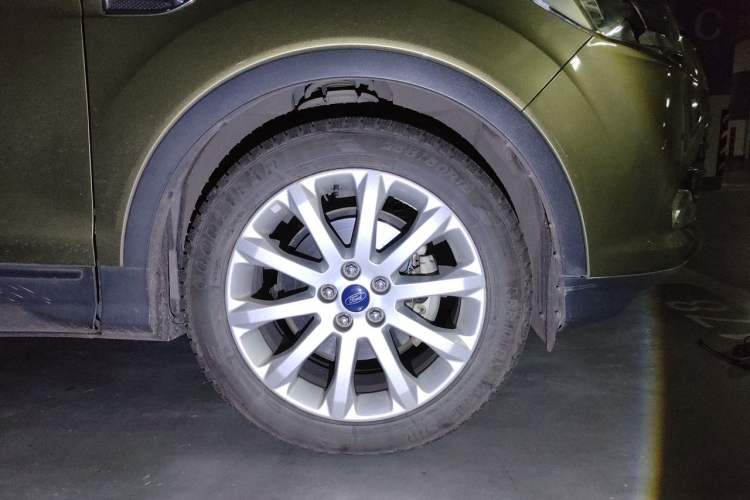 Used Ford Kuga 2013 1.6L GTDi Two-Wheel-Drive Trend Model Right Front Wheel Hub
