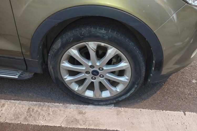 Used Ford Kuga 2013 1.6L GTDi Two-Wheel-Drive Trend Model Right Front Wheel Hub