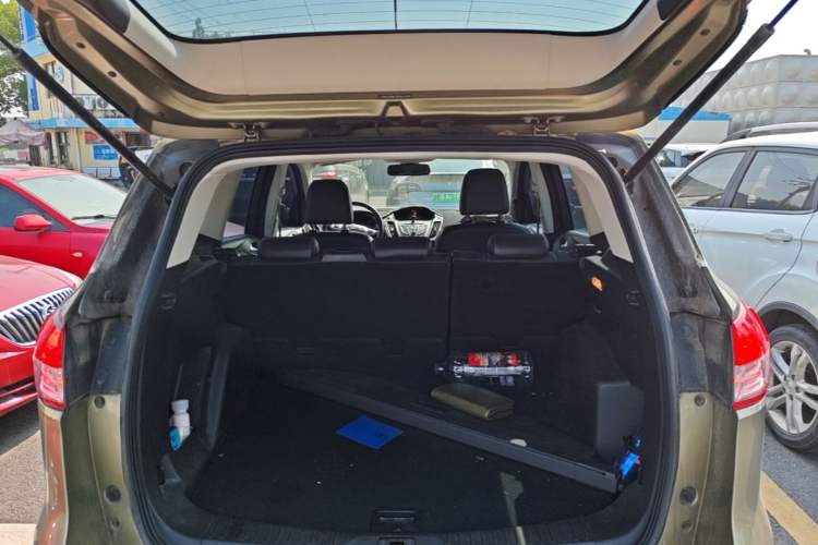 Used Ford Kuga 2013 1.6L GTDi Two-Wheel-Drive Trend Model Trunk