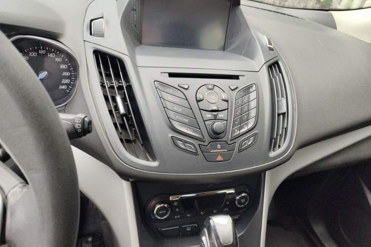 Used Ford Kuga 2015 1.5L GTDi Two-Wheel Drive Fashion Edition Audio And AC Panel