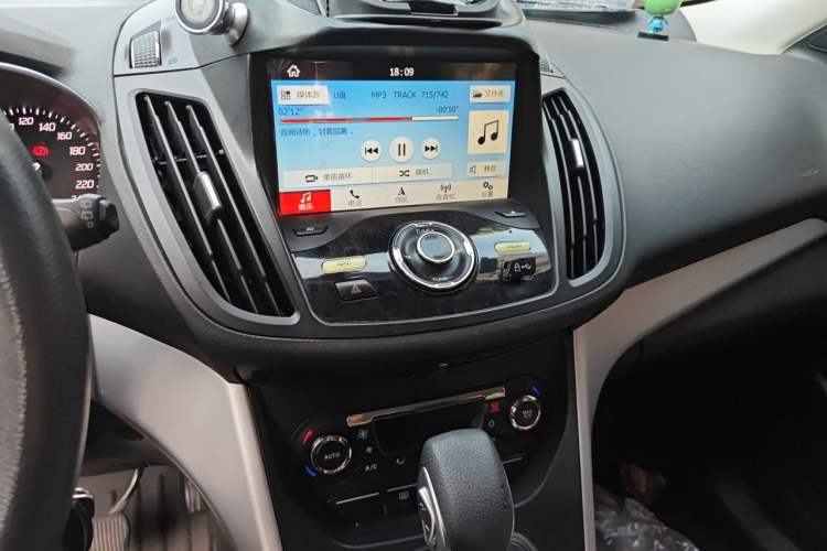 Used Ford Kuga 2015 1.5L GTDi Two-Wheel-Drive Comfort Model Audio And AC Panel