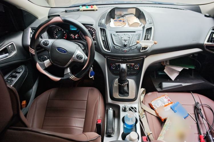 Used Ford Kuga 2015 1.5L GTDi Two-Wheel-Drive Comfort Model Center Console