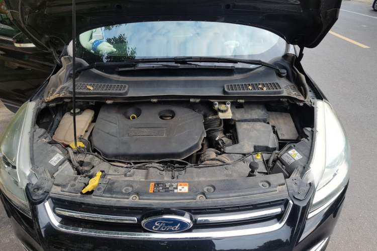 Used Ford Kuga 2015 2.0L GTDi Four-Wheel-Drive Sport Model Engine Bay