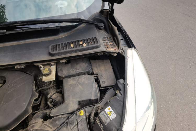 Used Ford Kuga 2015 2.0L GTDi Four-Wheel-Drive Sport Model Engine Bay Left