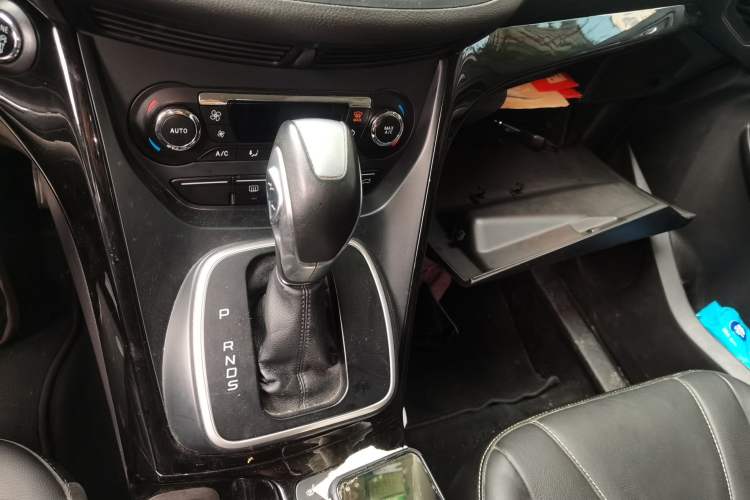 Used Ford Kuga 2015 2.0L GTDi Four-Wheel-Drive Sport Model Gear Lever