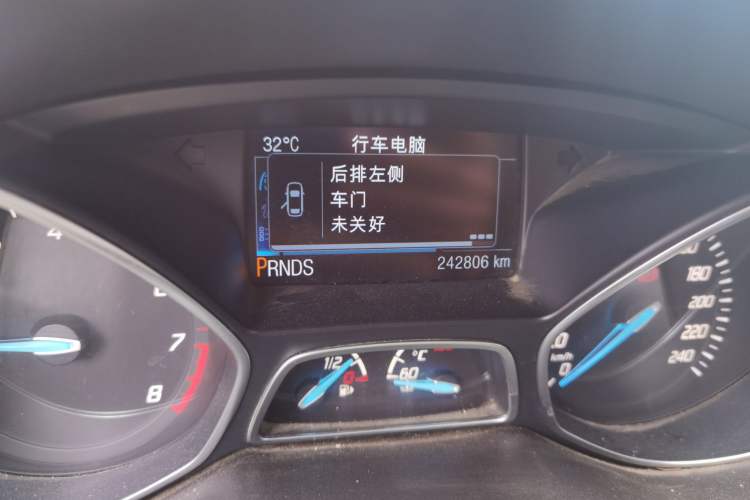 Used Ford Kuga 2015 1.5L GTDi Four-Wheel-Drive Elite Model Odometer Close Up