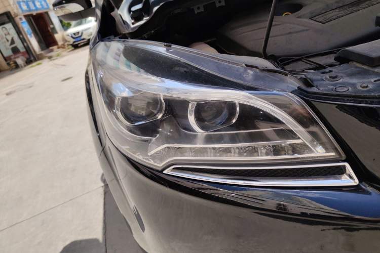 Used Ford Kuga 2015 2.0L GTDi Four-Wheel Drive Elite Model Right Front Headlight
