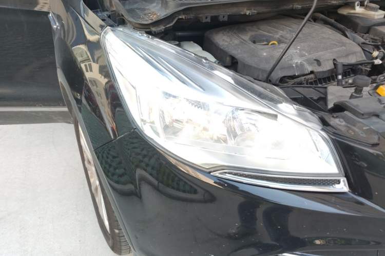 Used Ford Kuga 2015 1.5L GTDi Four-Wheel-Drive Elite Model Right Front Headlight