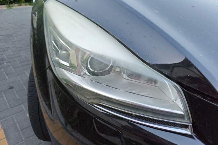 Used Ford Kuga 2015 2.0L GTDi Four-Wheel-Drive Sport Model Right Front Headlight