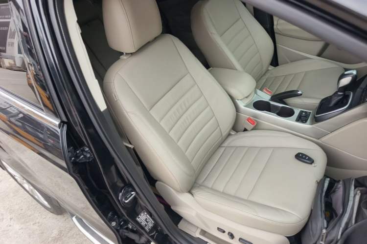 Used Ford Kuga 2015 2.0L GTDi Four-Wheel Drive Prestige Model Right Front Seat