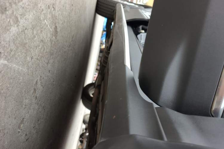 Used Ford Kuga 2015 2.0L GTDi Four-Wheel Drive Prestige Model Right Side Sill