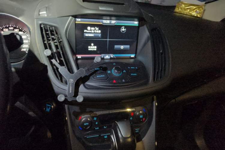 Used Ford Kuga 2015 2.0L GTDi Four-Wheel-Drive Sport Model Audio And AC Panel