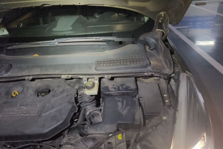 Used Ford Kuga 2015 2.0L GTDi Four-Wheel-Drive Sport Model Engine Bay Left