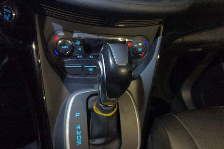 Used Ford Kuga 2015 2.0L GTDi Four-Wheel-Drive Sport Model Gear Lever
