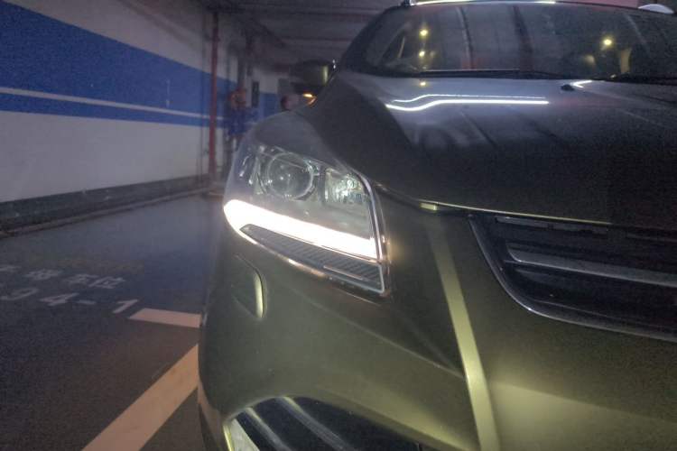 Used Ford Kuga 2015 2.0L GTDi Four-Wheel-Drive Sport Model Right Front Headlight