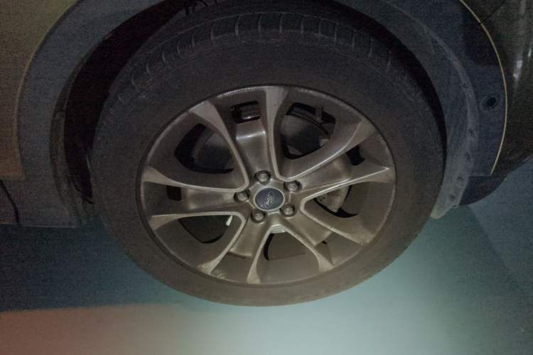Used Ford Kuga 2015 2.0L GTDi Four-Wheel-Drive Sport Model Right Front Wheel Hub