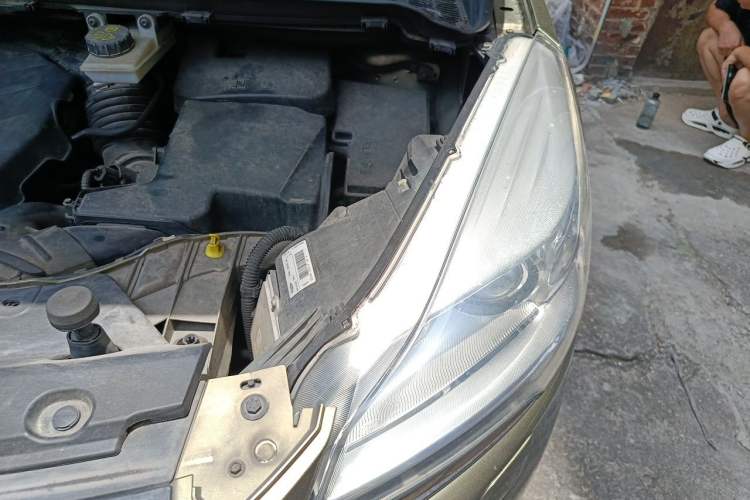 Used Ford Kuga 2015 2.0L GTDi Four-Wheel Drive Prestige Model Engine Bay Left