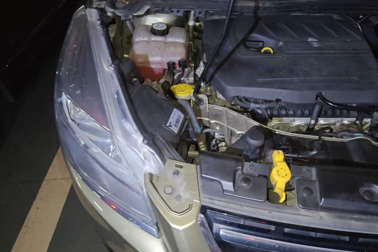 Used Ford Kuga 2015 1.5L GTDi Two-Wheel-Drive Comfort Model Engine Bay Right