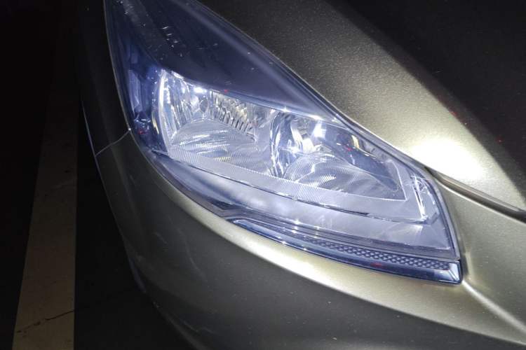 Used Ford Kuga 2015 1.5L GTDi Two-Wheel-Drive Comfort Model Right Front Headlight