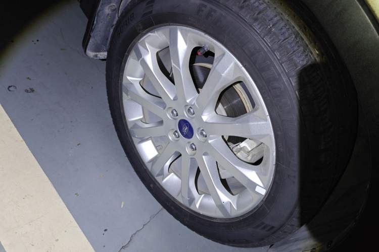 Used Ford Kuga 2015 1.5L GTDi Two-Wheel-Drive Comfort Model Right Front Wheel Hub